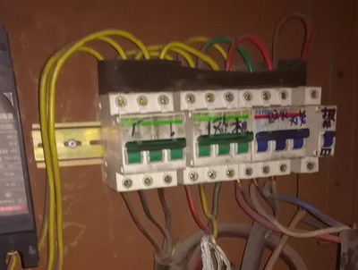 電控安全無小事，隨手一拍護(hù)平安——北營(yíng)煉鋼廠電控系統(tǒng)安全隱患隨手拍照片展紀(jì)實(shí)